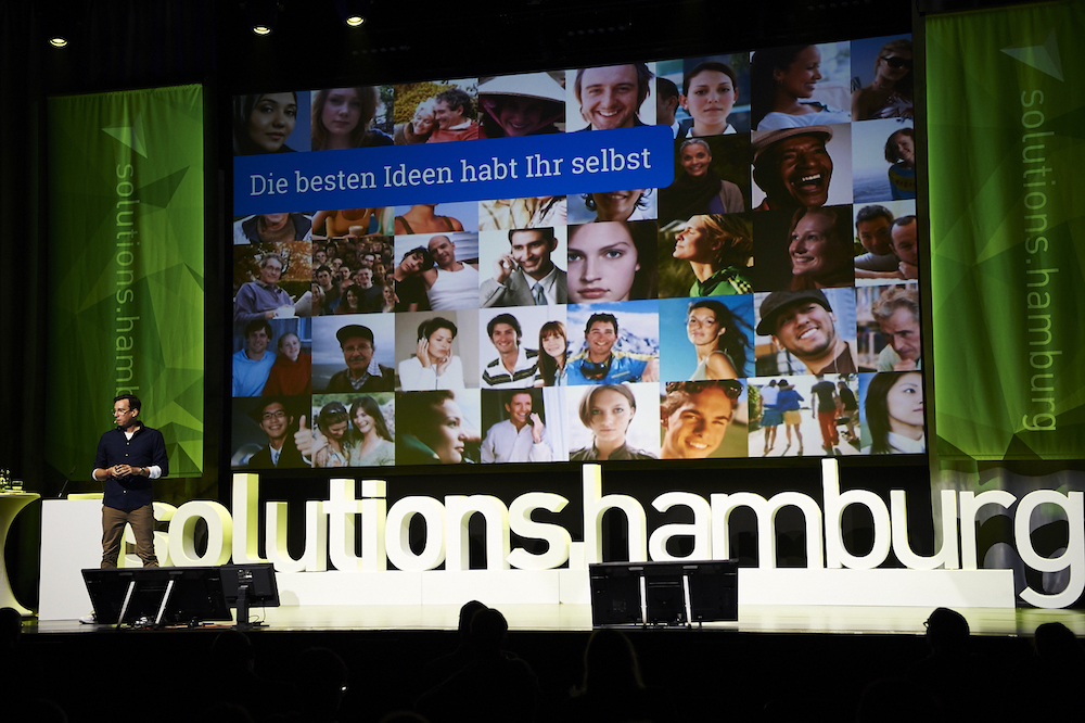 Große Bühne: digitale Lösungen entstehen nicht im luftleeren raum. 5000 Menschen af der Solutions.Hamburg (Foto: Torben Conrad Photography)