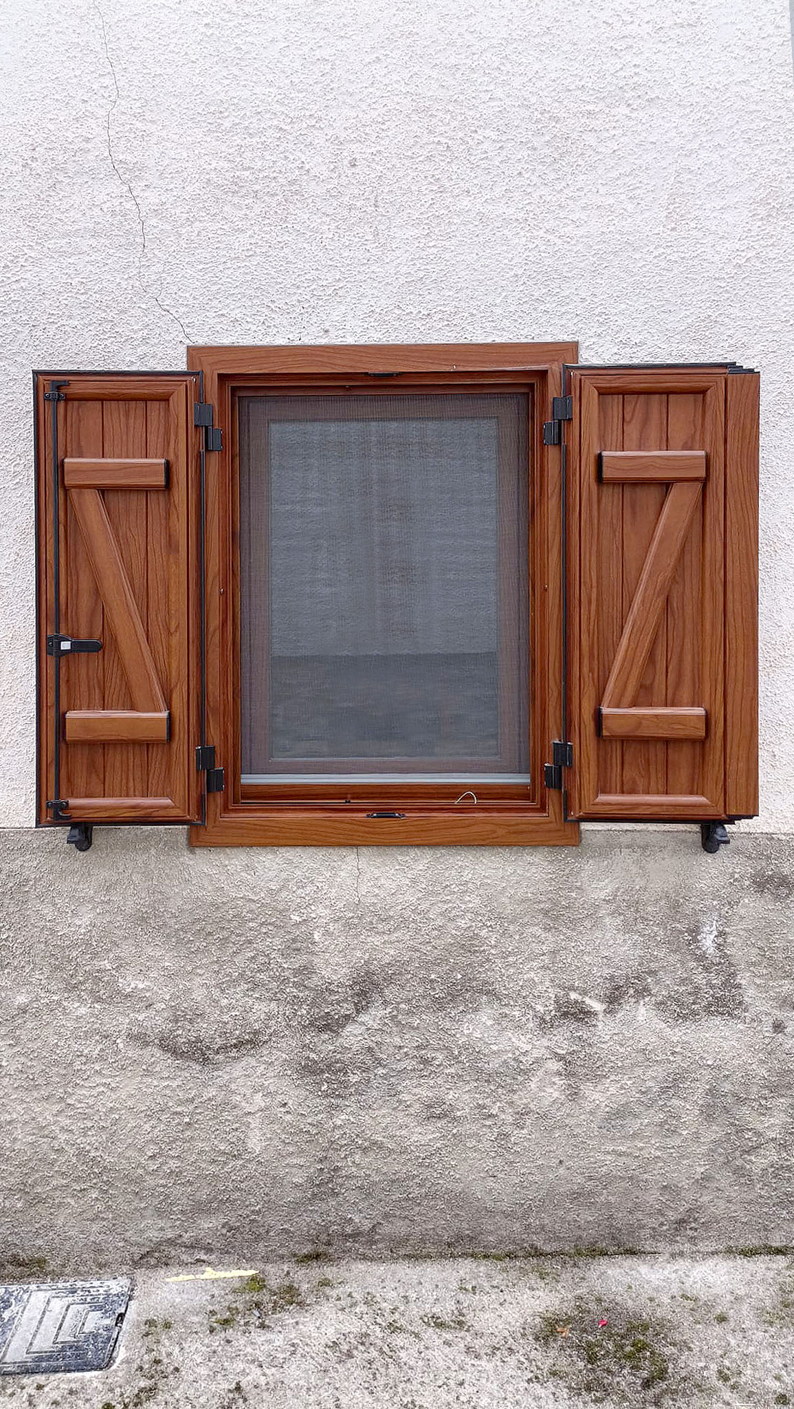 Instalación de contraventanas rústicas con marco en Navarra