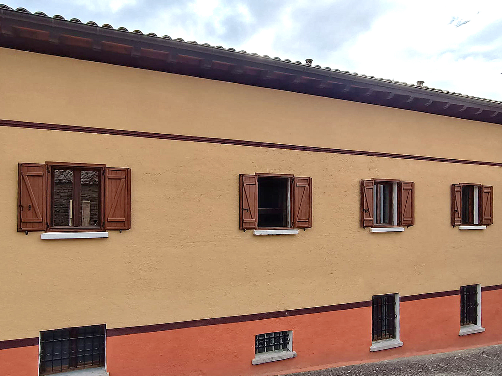 Instalación de contraventanas rusticas con marco en Navarra