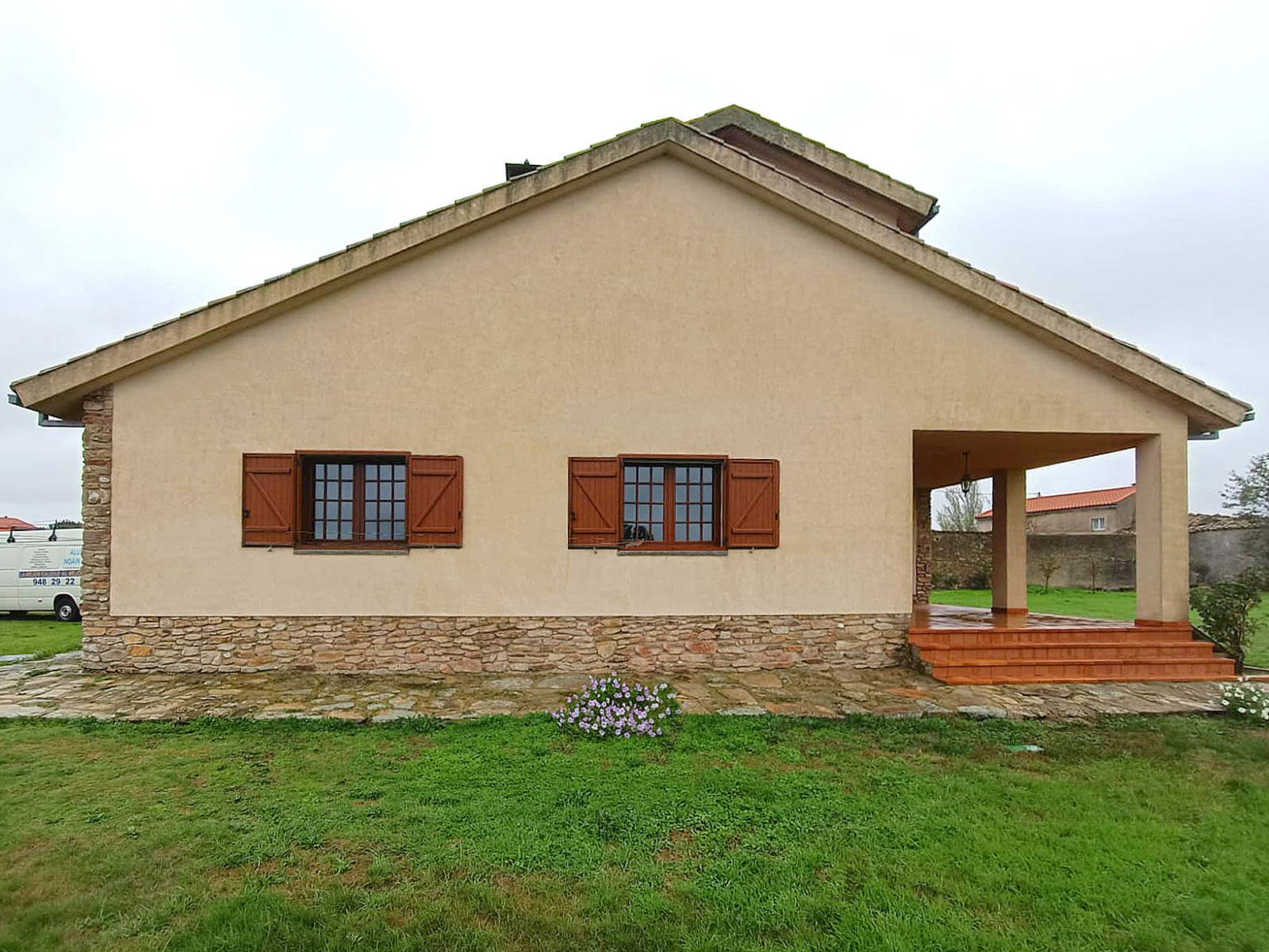 Contraventanas rusticas con marco imitación madera en Zamora