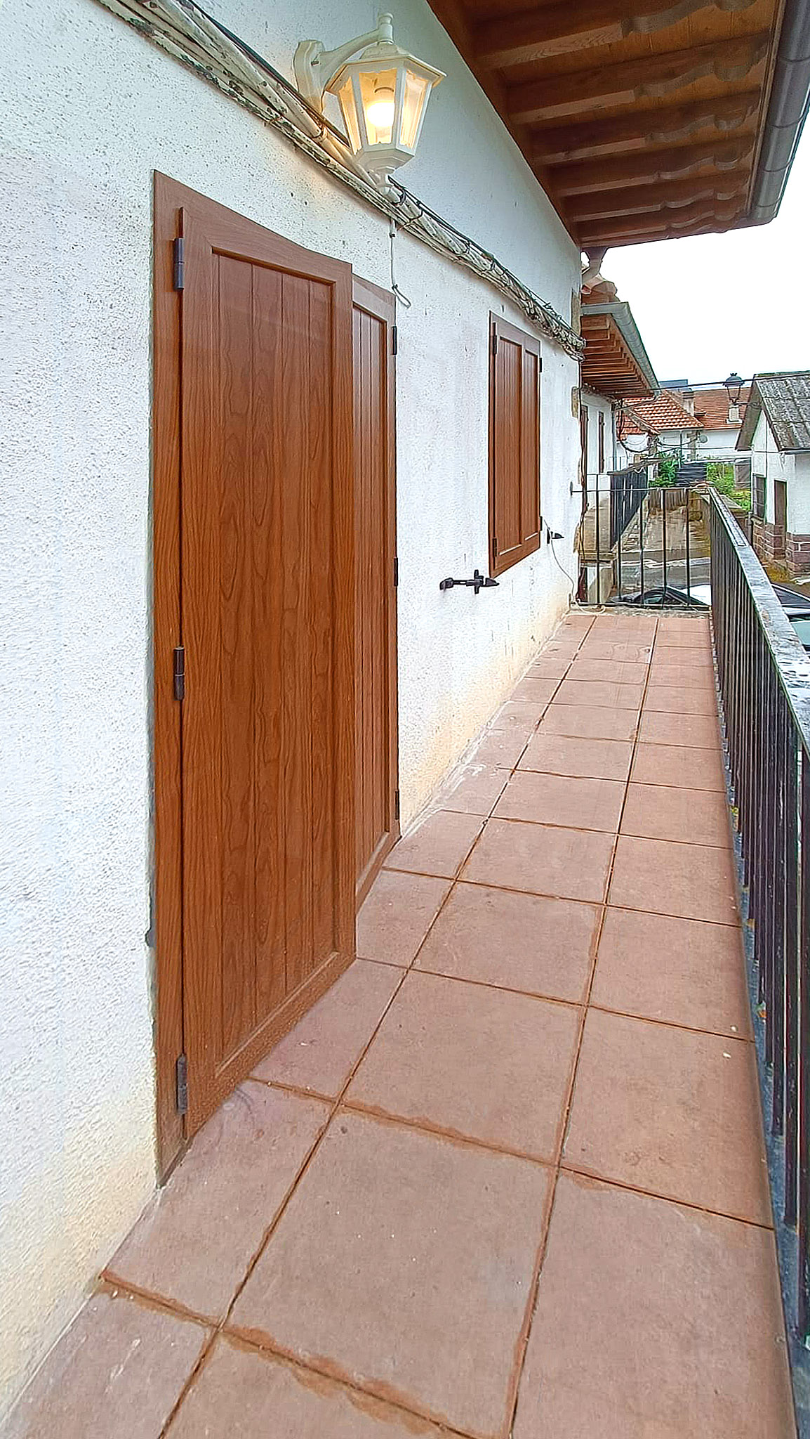 Instalación de contraventanas rusticas con marco en aluminio en Espinal