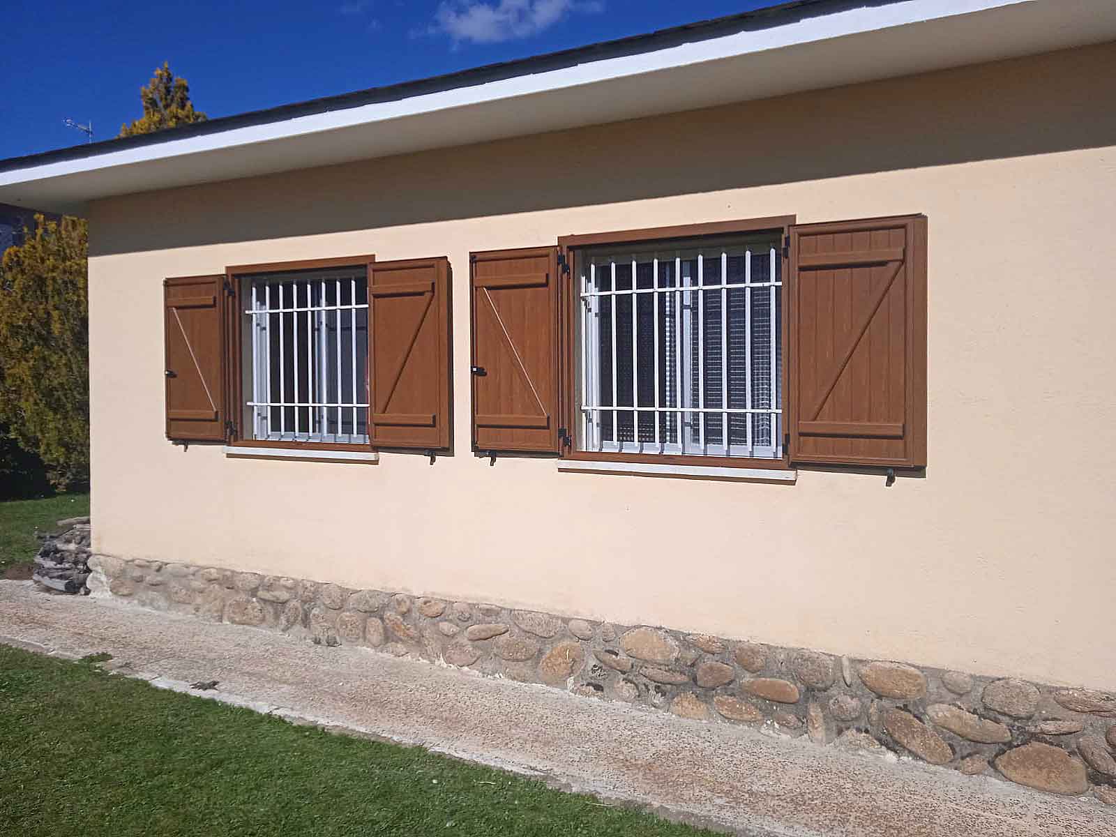 Instalación de contraventanas rústicas en Navacerrada