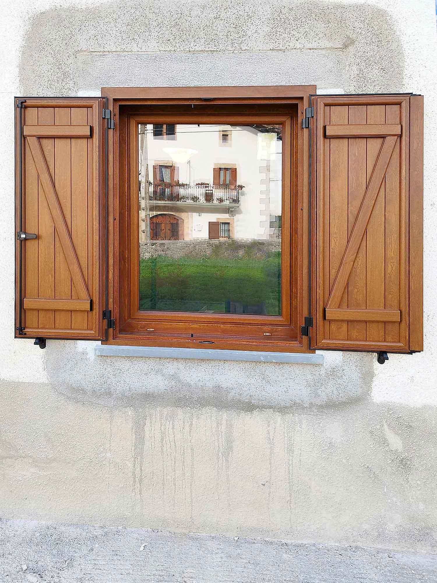 Instalación de contraventanas rústicas en aluminio con marco en Zilbeti, Navarra