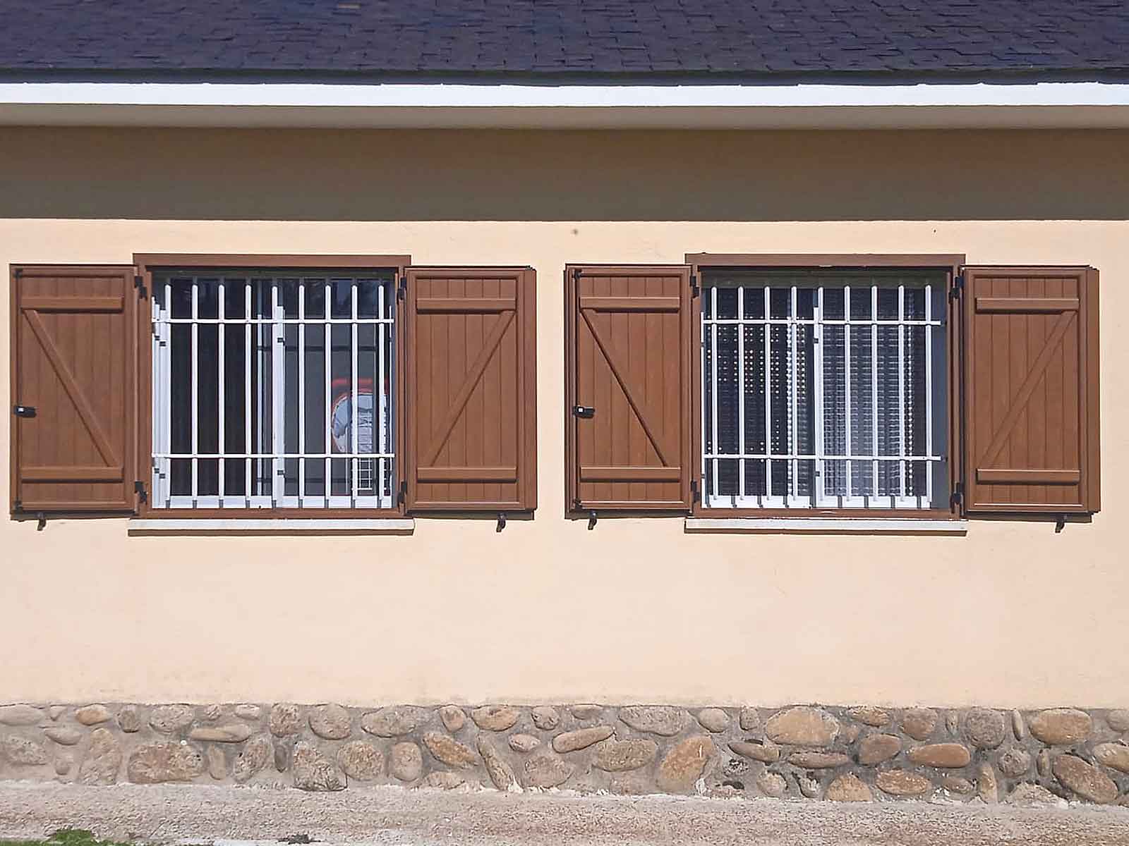 Instalación de contraventanas rústicas en Collado Villalva