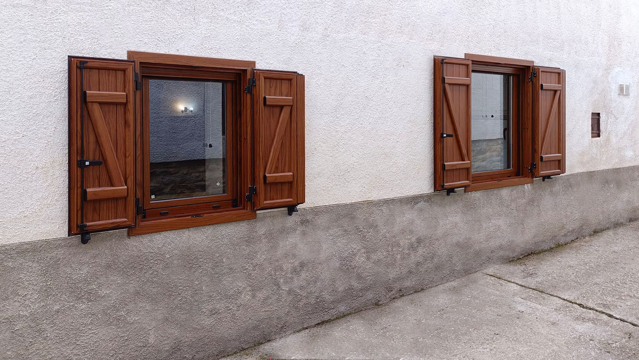 Instalación de contraventanas rusticas en aluminio en Espinal