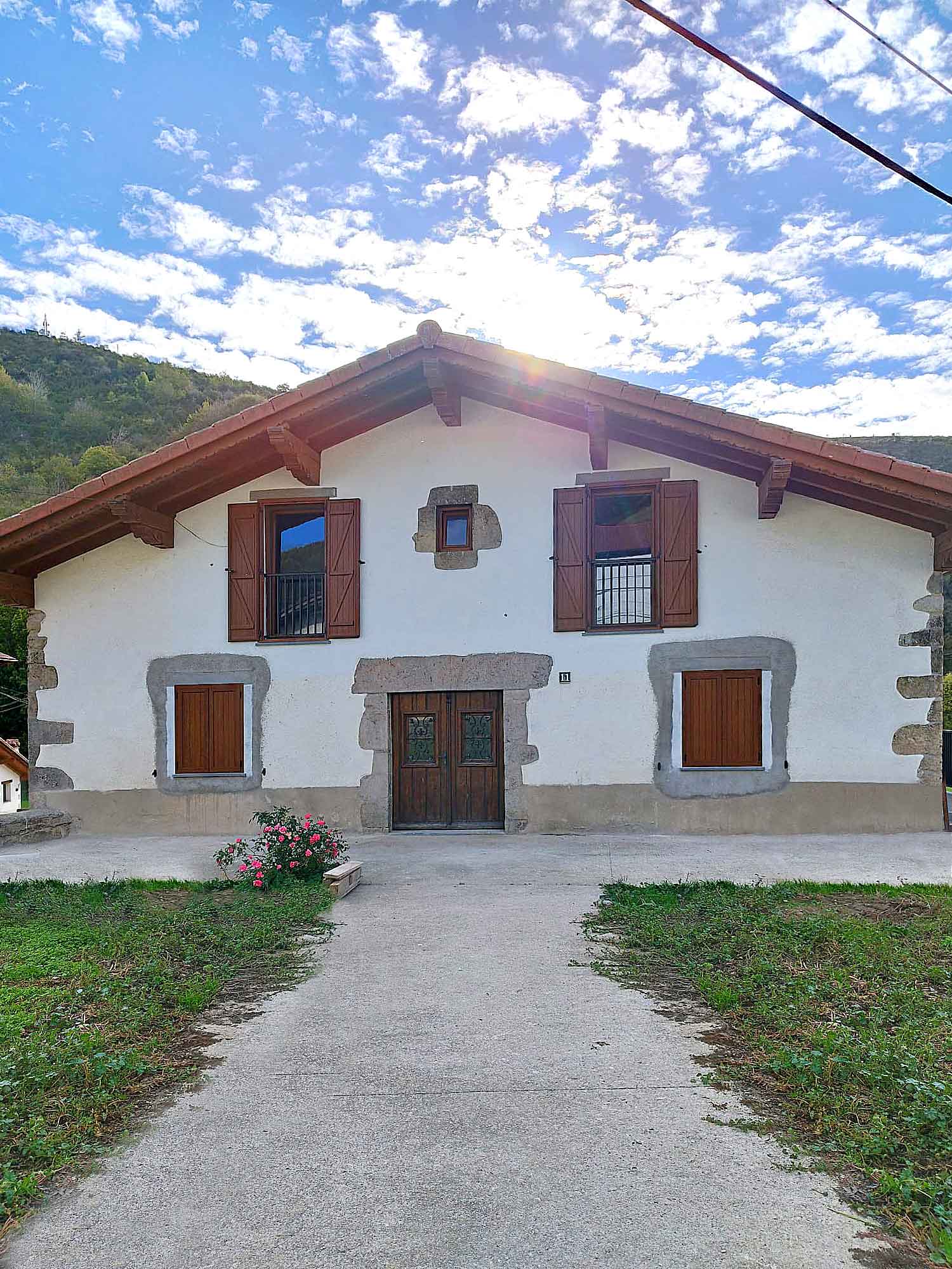 Instalación de contraventanas rústicas para casas rurales