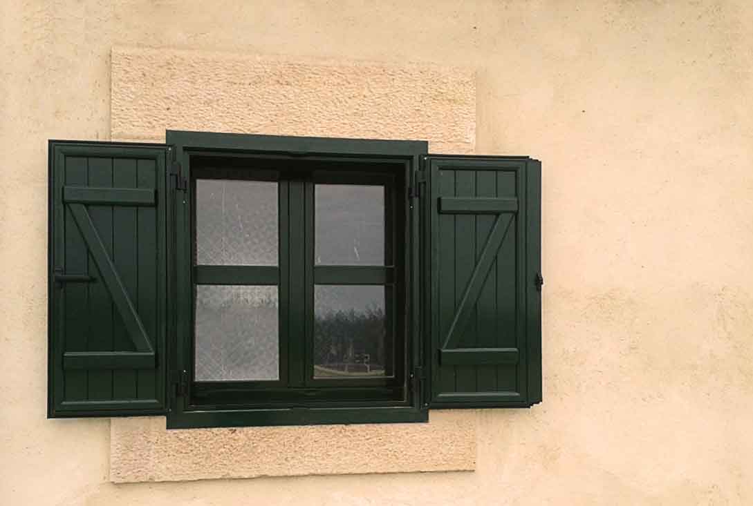 Instalación de contraventanas rústicas en Segovia