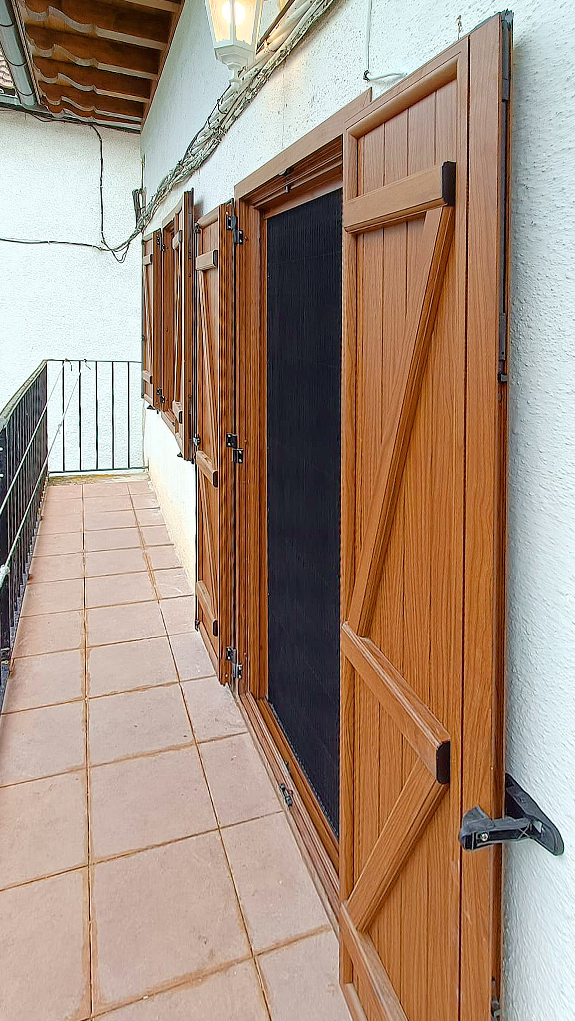 Instalación de contraventanas rusticas para balcones