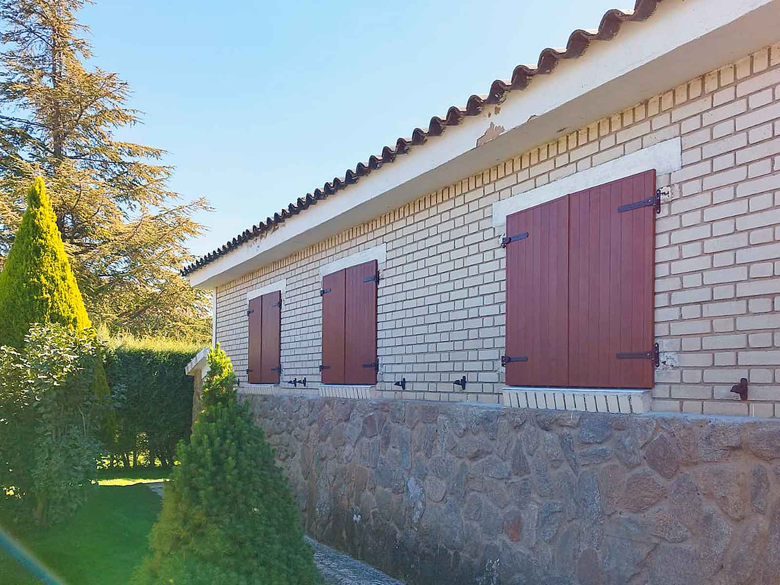 Contraventanas rusticas de aluminio lacado en madera 