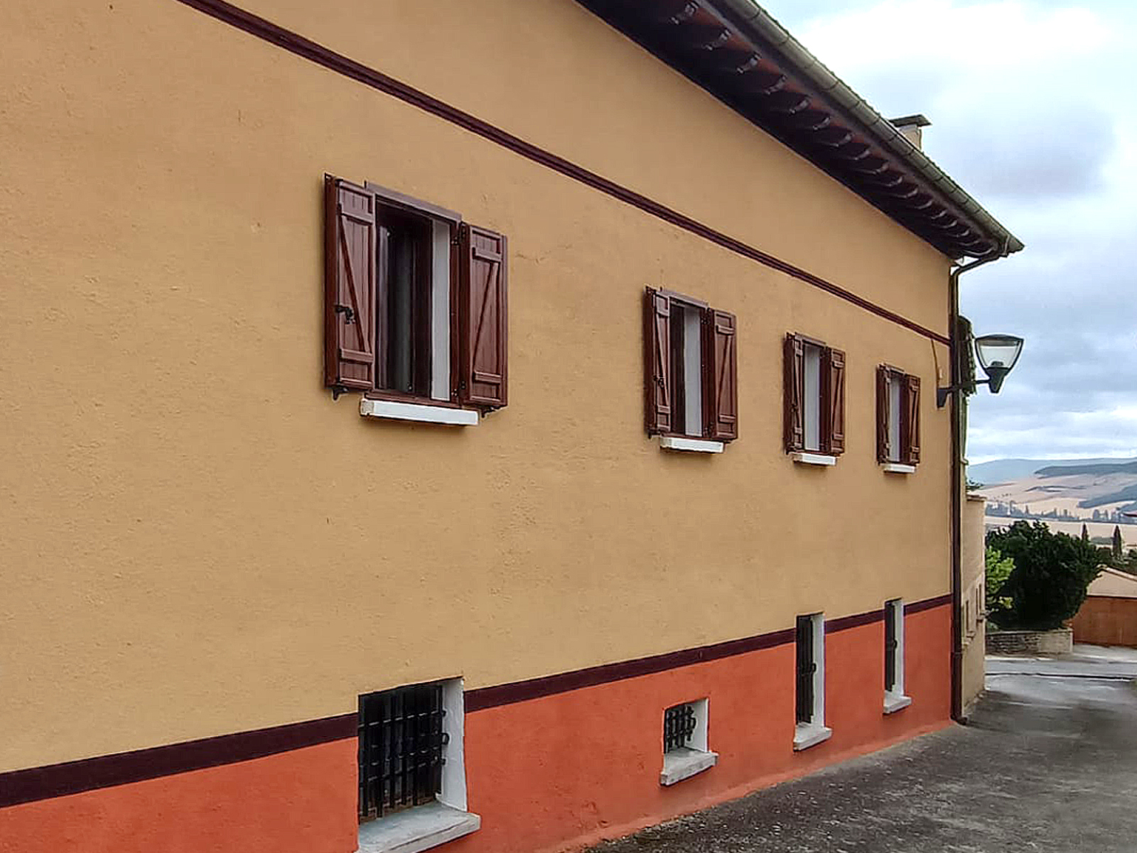 Instalación de contraventanas rusticas con marco en aluminio color madera en Navarra