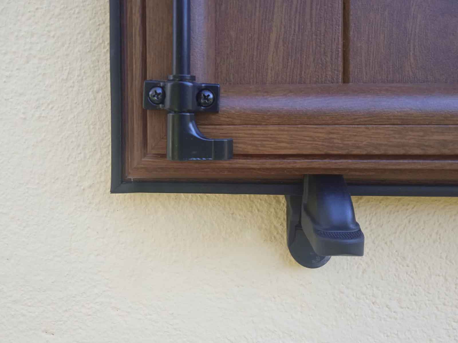 Retenedores de muelle para contraventanas rústicas en Madrid