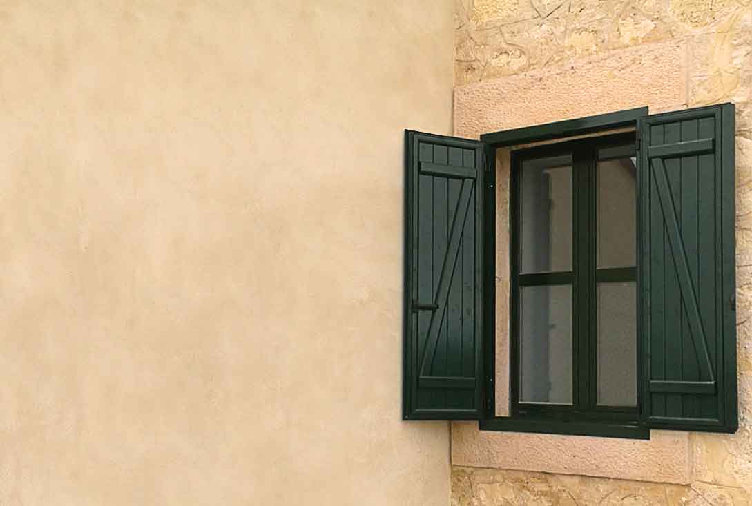 Instalación de contraventanas rústicas en Riaza, Segovia