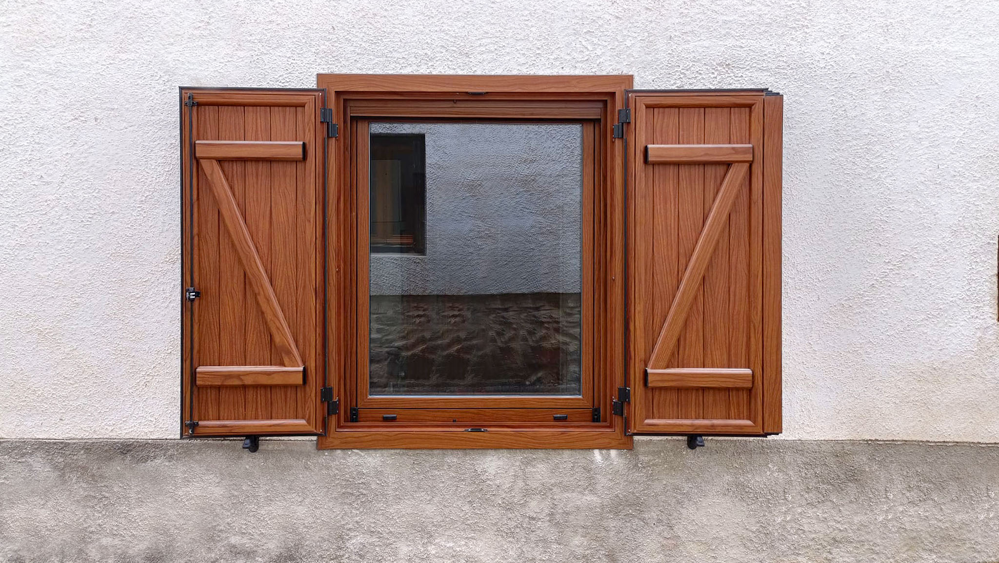Instalación de contraventanas rústicas en aluminio en Navarra