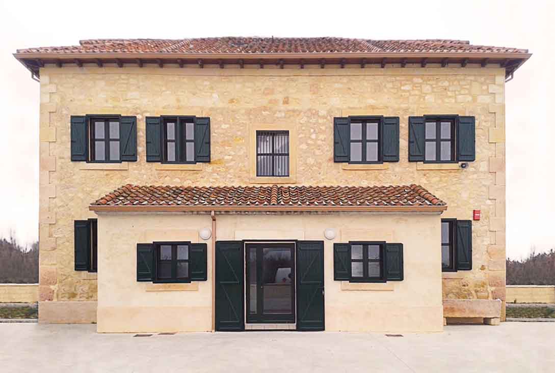 Instalación de contraventanas rústicas de aluminio en Riaza, Segovia