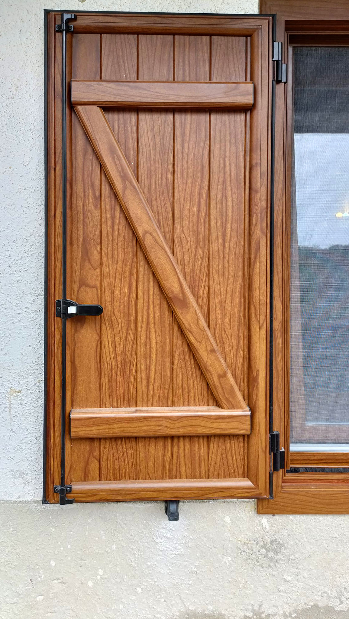 Instalación de contraventana rustica con marco lacado madera