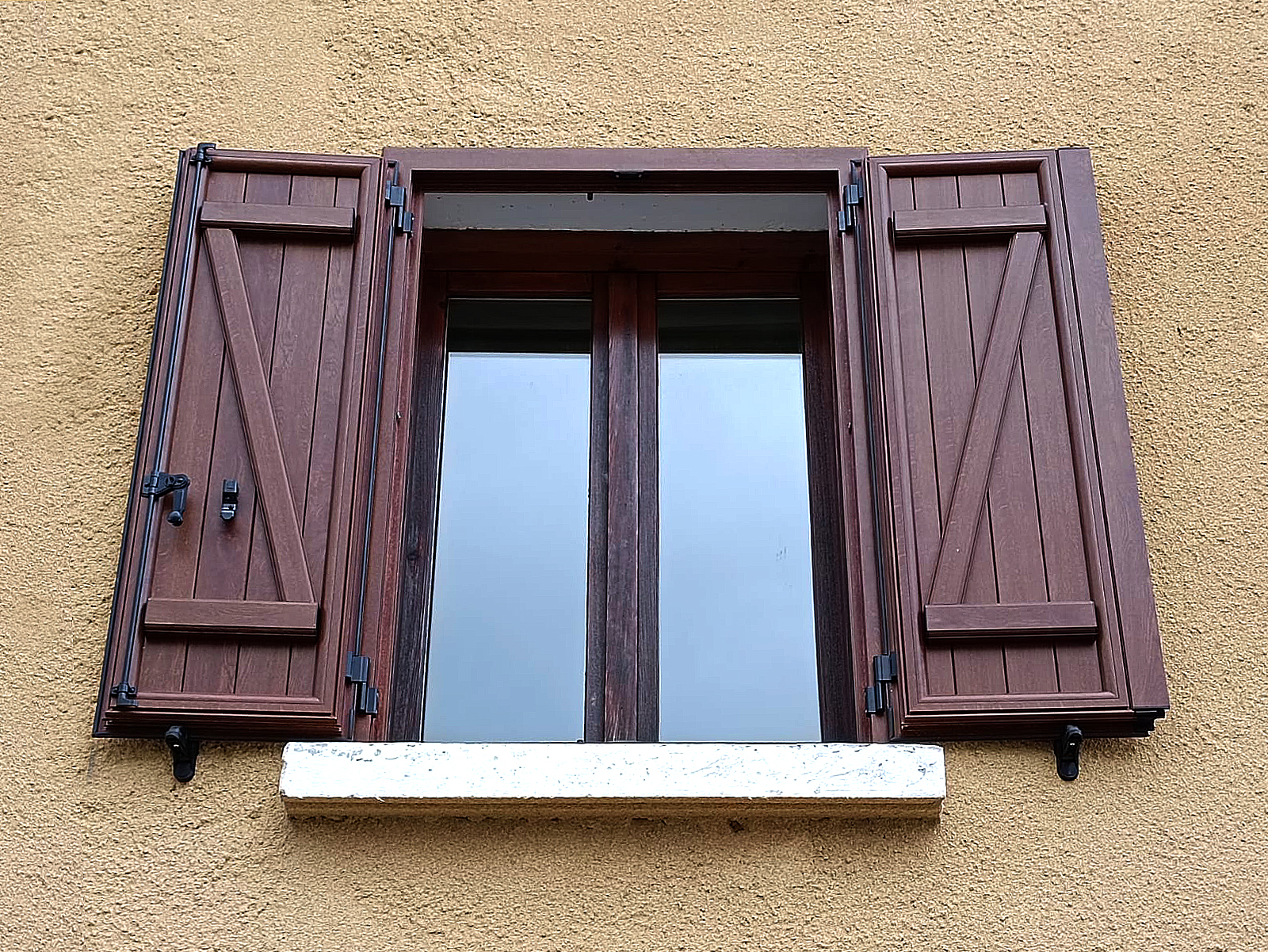 Instalación de contraventana rústica decorativa