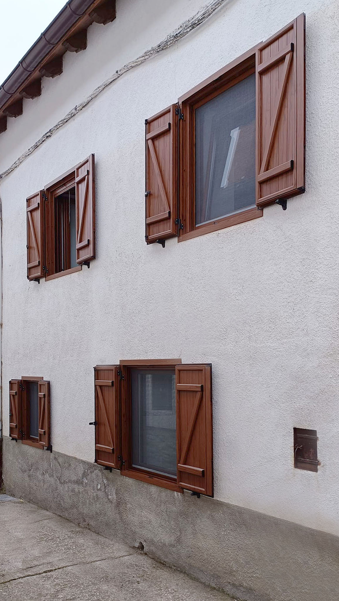 Instalación de contraventanas rusticas en aluminio imitación madera