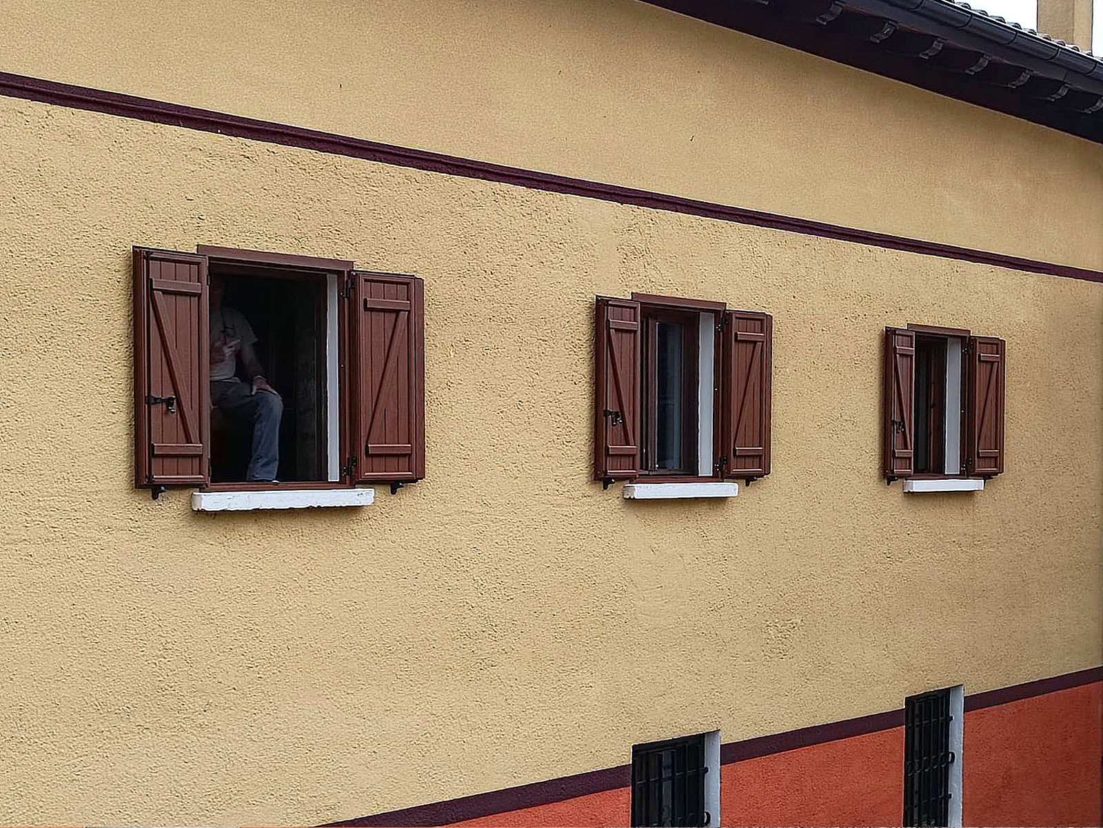 Instalación de contraventana rustica imitación madera