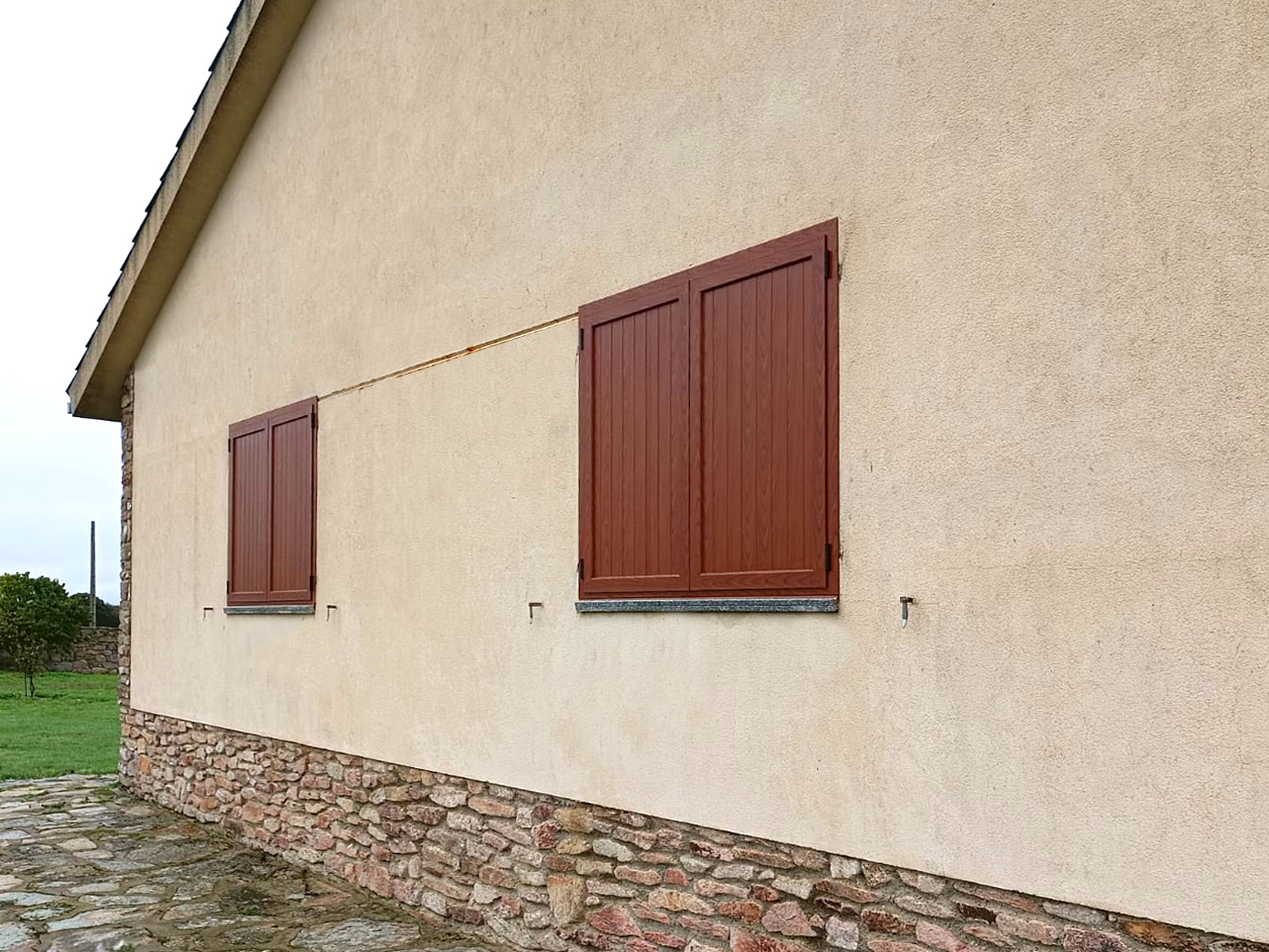 Instalación de contraventana rustica con marco en Zamora