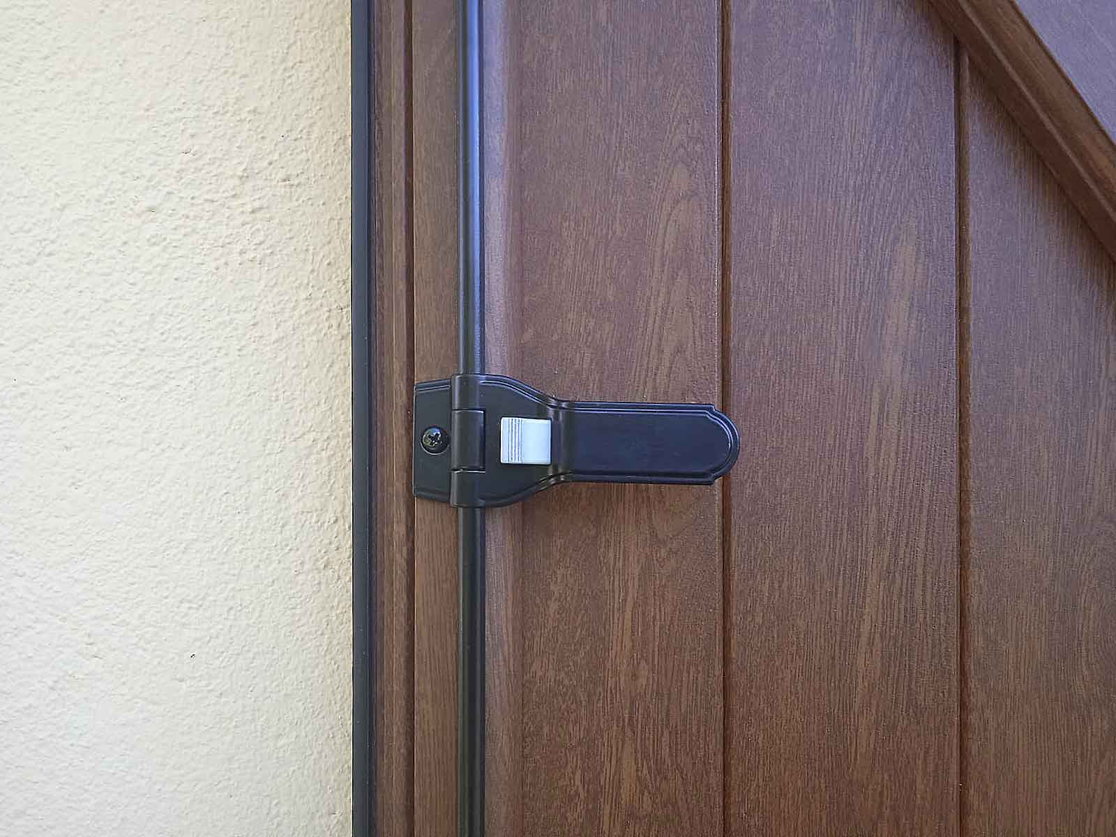 Españoletas para contraventanas rústicas de aluminio en Madrid