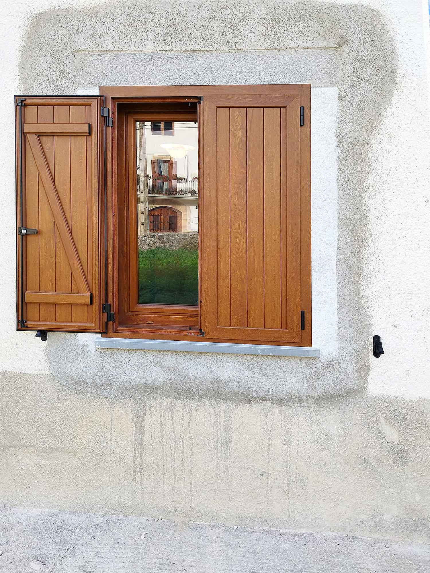 Instalación de contraventanas rústicas aluminio color madera