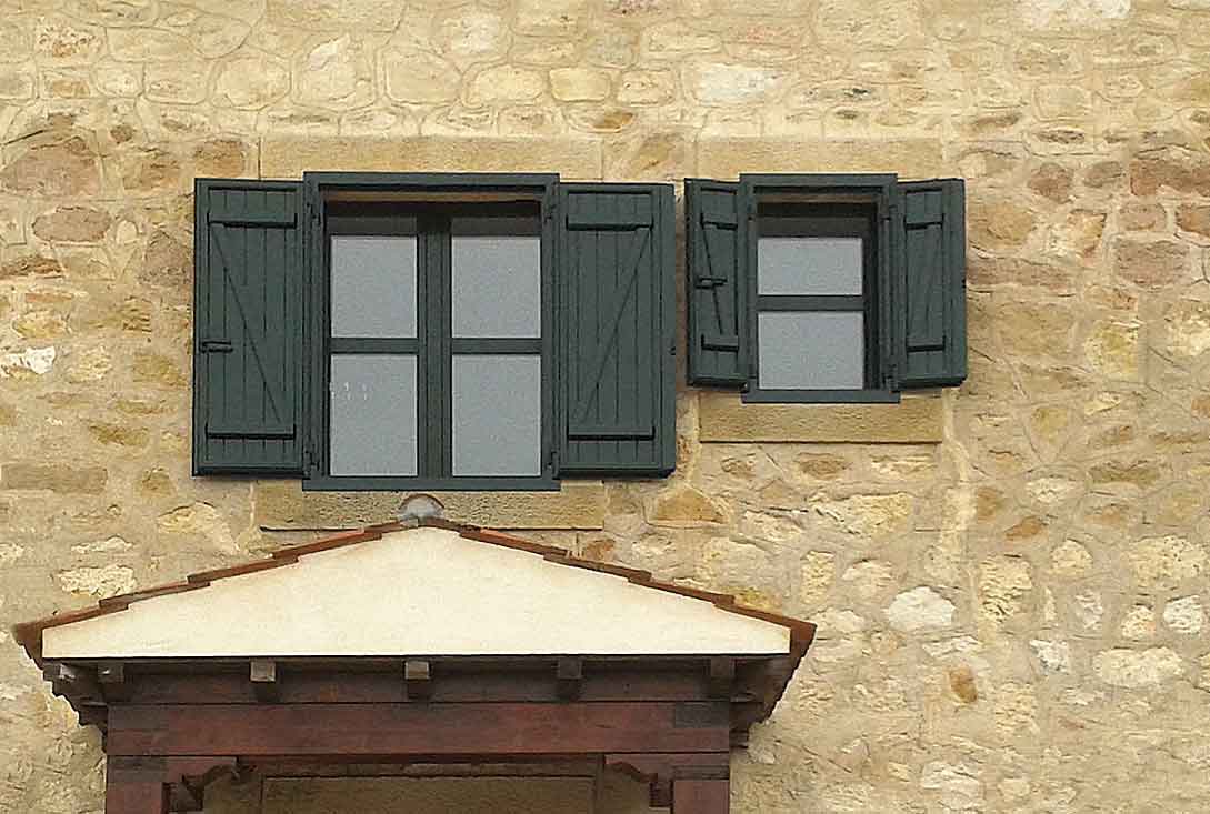 Instalación de contraventanas rústicas con marco en Riaza, Segovia
