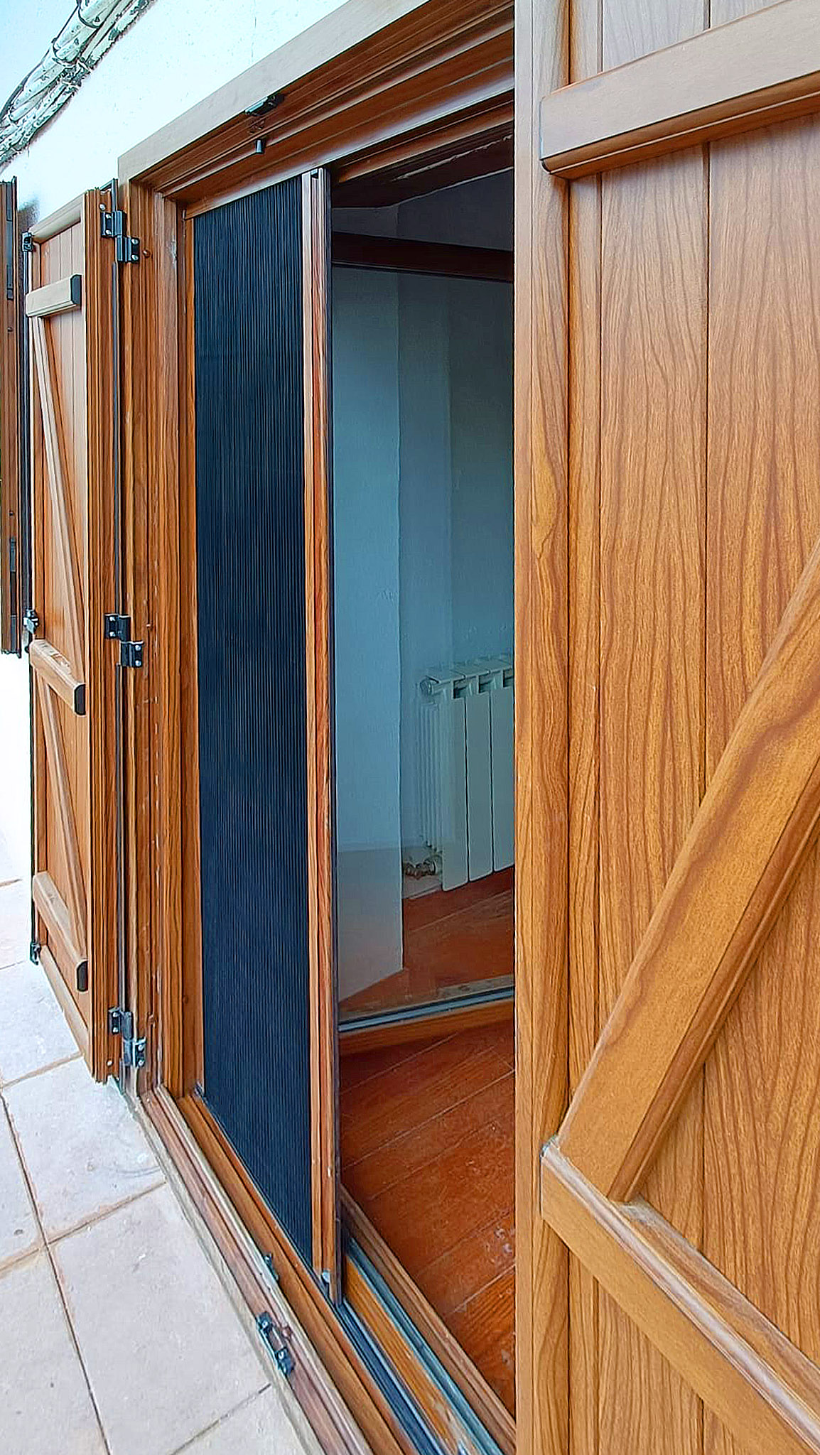 Instalación de contraventanas rusticas con Z