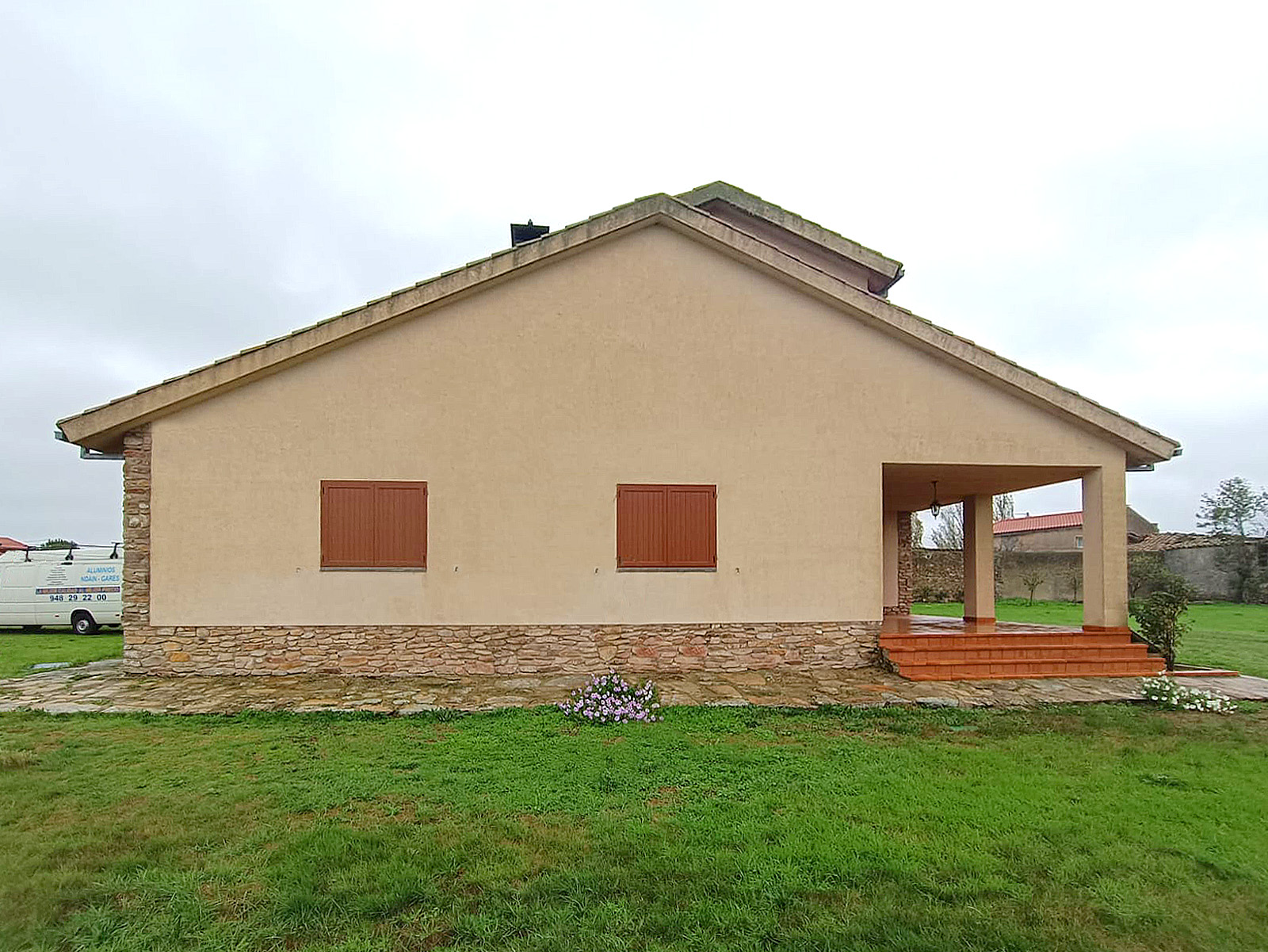 Instalación de contraventanas rusticas con marco en aluminio en Zamora
