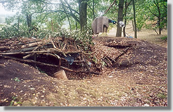 Eine Lehmkuhle mit gebautem Dach