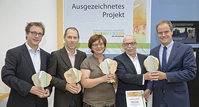 Oberbürgermeister Dr. Eckart Würzner (rechts) überreicht die Auszeichnung an Hans-Martin Gäng (2.v.re). Foto: Ph. Rothe