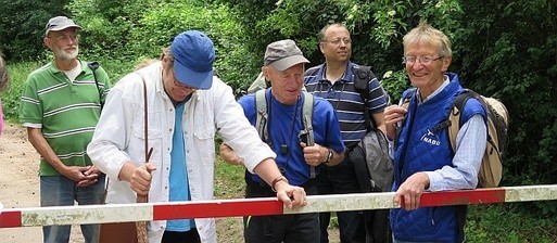 Entspannt nach der Exkursion: Eckhard Prinz (NABU Heidelberg), Horst Wenzel (NABU Heidelberg), Dr. Klaus Selle (NABU Mannheim), Gerhard Stelz (NABU Schwetzingen) und Volker Violet (NABU Heidelberg).