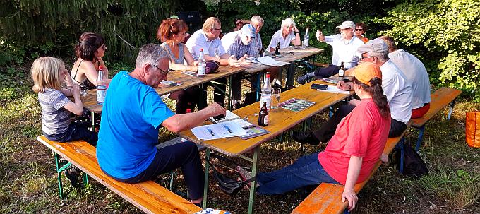 Mal im Freien... NABU-Sitzung im Naturgarten Kroddenweiher