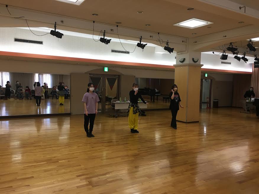 外山恵子先生(中央)