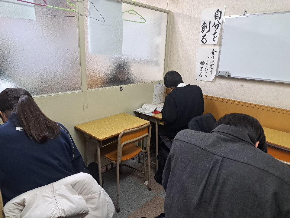 中学生達の期末テストが終わり、次は高校生たちの期末テスト期間です。明日は都立高校合格発表です！