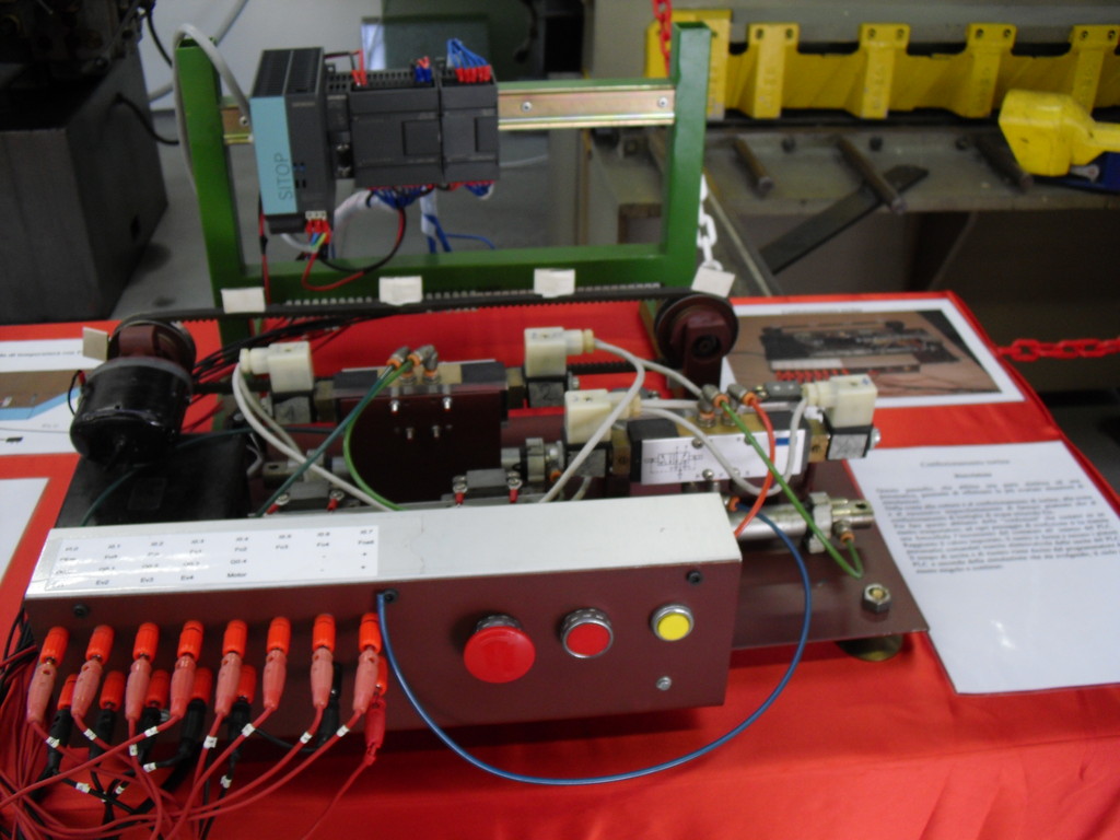 Impianto elettropneumatico con PLC - classe 3