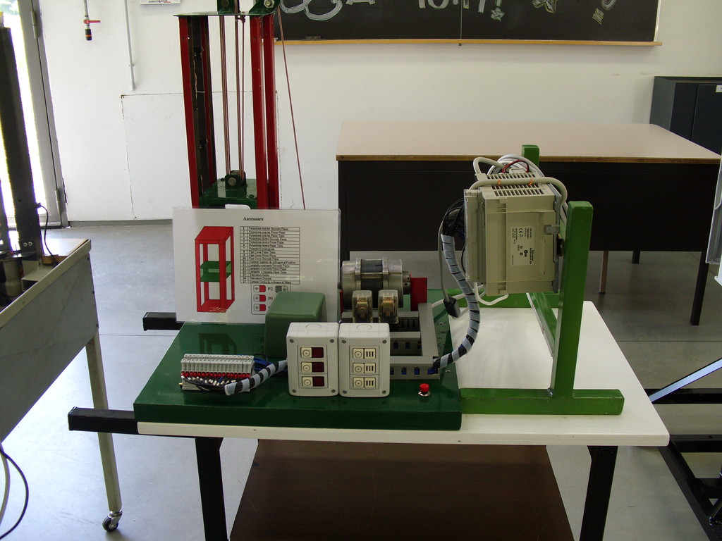 Impianto ascensore con PLC - classe 5