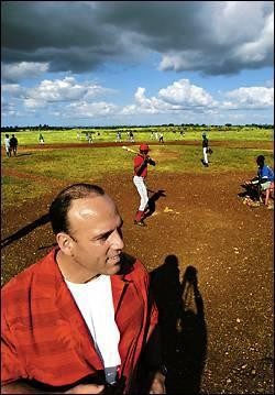 Dave Valle e un gruppo di ragazzi della Repubblica Dominicana