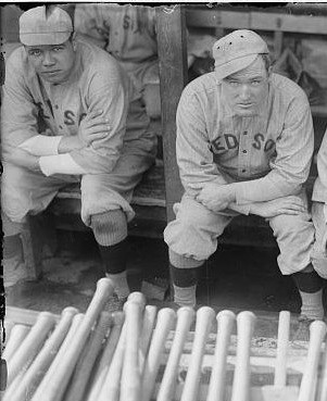 A sx Babe Ruth a destra Bill Carrigan, manager dei Red Sox. Assieme vinsero le World Series nel 1915 e 1916. I Red Sox vinsero ancora nel 1918 e poi dovranno aspettare il 2004 (leggi la maledizione del bambino)