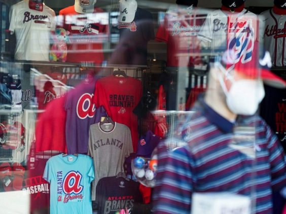 Un negozio di merchandise dei Braves di Atlanta (ELIJAH NOUVELAGE / Reuters)