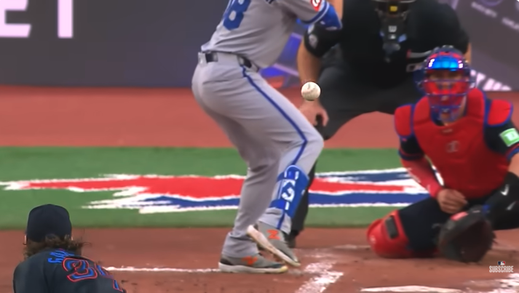 Nella foto homerun di Mike Yastrzemski (si nota l'arrotolamento sulla gamba posteriore)