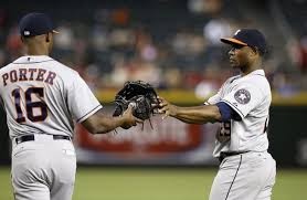Nella foto il manager degli Astros Porter consegna il guanto da esterno al lanciatore Tony Sipp