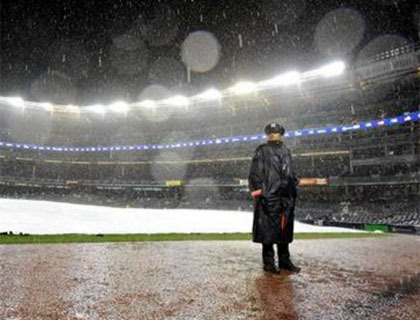 Nella foto lo Yankee Stadium sotto la pioggia (AP Photo/Kathy Kmonicek)