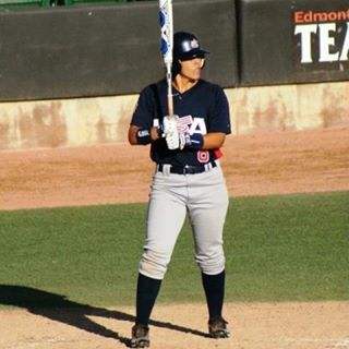Veronica Alvarez si prepara alla battuta con la Nazionale femminile di Baseball USA (Foto tratta dal profilo Twitter di Veronica Alvarez)