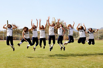 Salti di gioia delle ragazze della Cactus Shadows High School