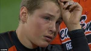 L'immagine di uno dei giocatori della Cumberland American Little Leaguers, dopo la sconfitta alle World Series attorno al coach Dave Belisle