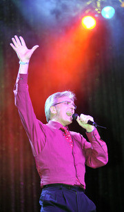 Bodo Kroll, der singende Standesbeamte aus Otterndorf, ging bei seinem Auftritt völlig aus sich heraus. Foto: ls