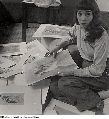 FRITZ ESCHEN (6 april 1949). Mia Lederer met haar tekeningen. SLUB Dresden / Deutsche Fotothek