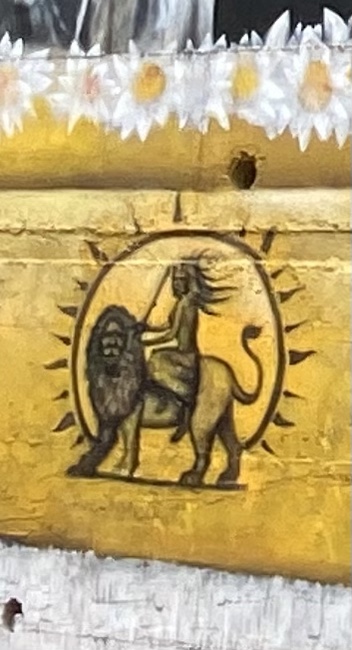 De Krijgshaftige Vrouw - Detail van de foto van de mural in Nazareth (Benzi Brofman en Hooman Khalili, 2023) - ThP 230602