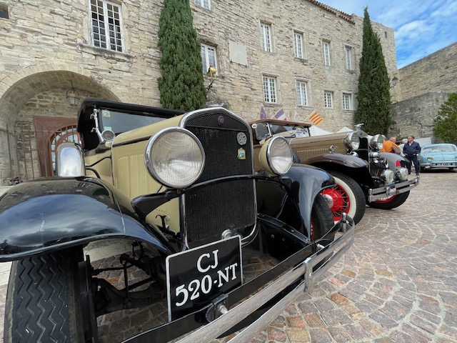 Rassemblement de véhicules anciens à la Figue de Solliès Pont