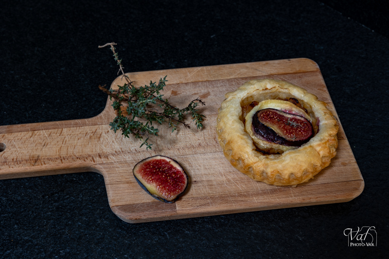 Feuilleté au confit d'oignon chèvre et figue
